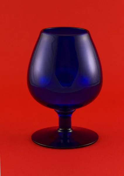Blått glas konjak bägare — Stockfoto