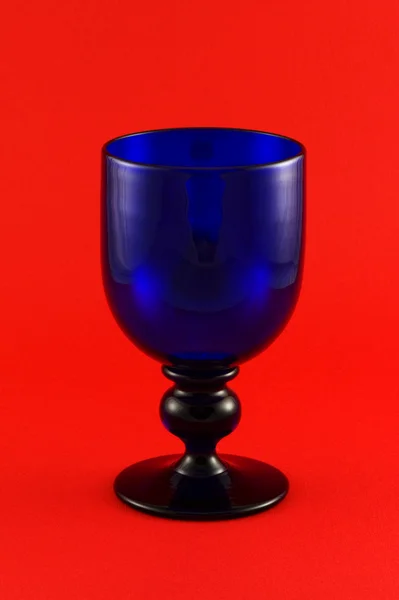 Синий стеклянный бокал вина — стоковое фото