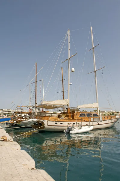 Barca di legno al porto di Kos — Foto Stock