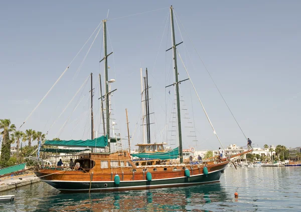 Dřevěná loď v přístavu města kos — Stock fotografie