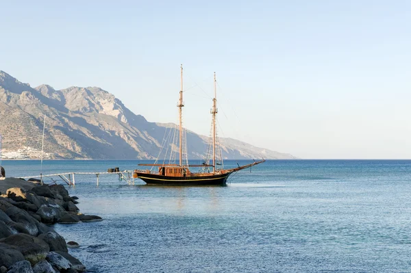 Barca di legno al porto di Kardamena — Foto Stock