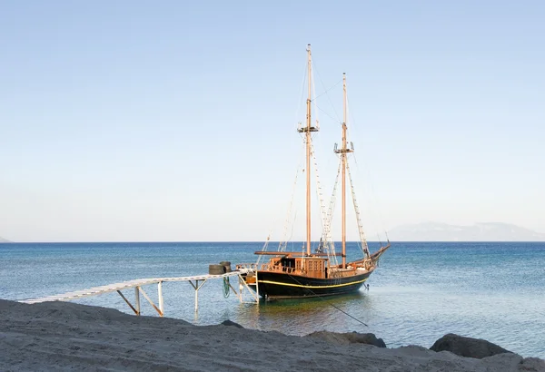 Houten boot in kardamena harbor — Stockfoto