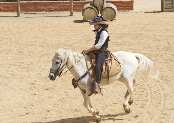 Cowboy sheriff zijn paard rijden — Stockfoto