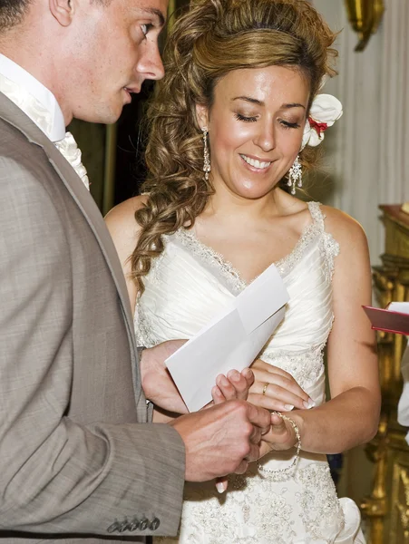 Bruden och brudgummen uttala ringar — Stockfoto