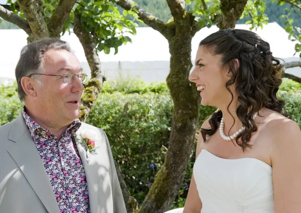 Bruid en haar vader in de tuin — Stockfoto