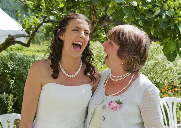 Nevěsta a její matka v zahradě — Stock fotografie