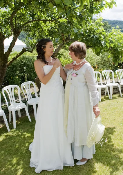 新娘和她的母亲在花园里 — 图库照片