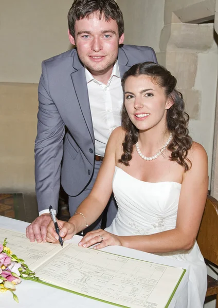 Mariée et marié signant le registre — Photo
