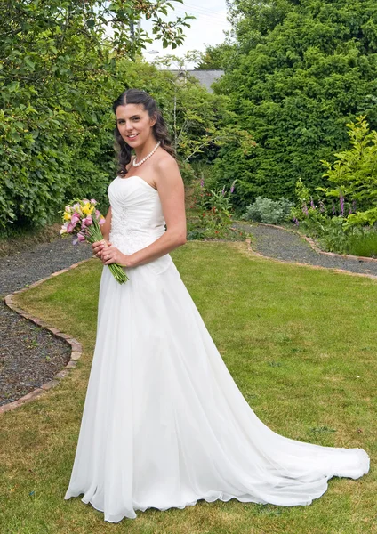 Comprimento total da noiva em vestido de noiva branco — Fotografia de Stock