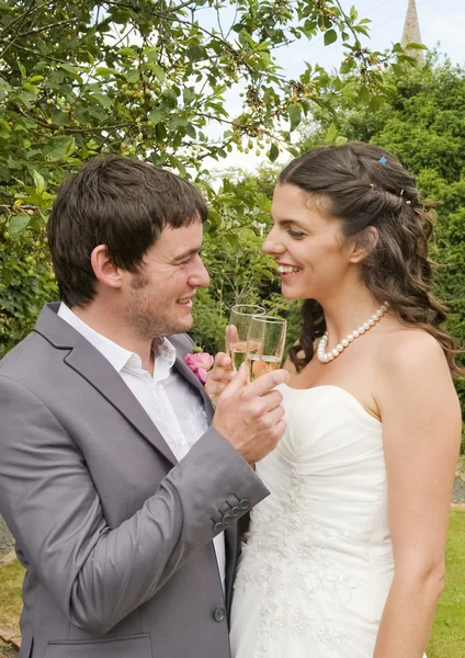 Sposo e Sposo Festeggiamo con un bicchiere di Champagne — Foto Stock