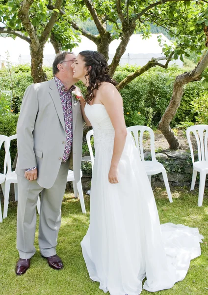 Bruid en haar vader in de tuin — Stockfoto