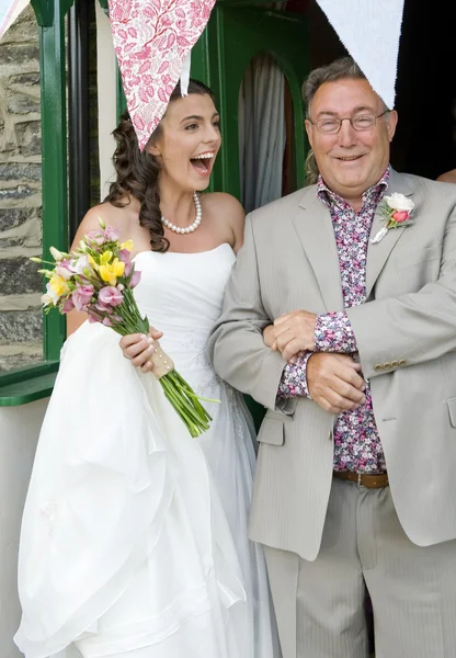 Bride and her Father Leaving the house — Stock Photo, Image