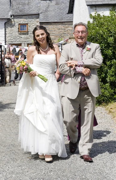 Noiva e seu pai caminhando até a Igreja — Fotografia de Stock