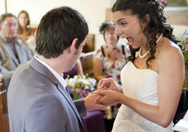 Menyasszony és vőlegény gyűrűt cserélnek — Stock Fotó