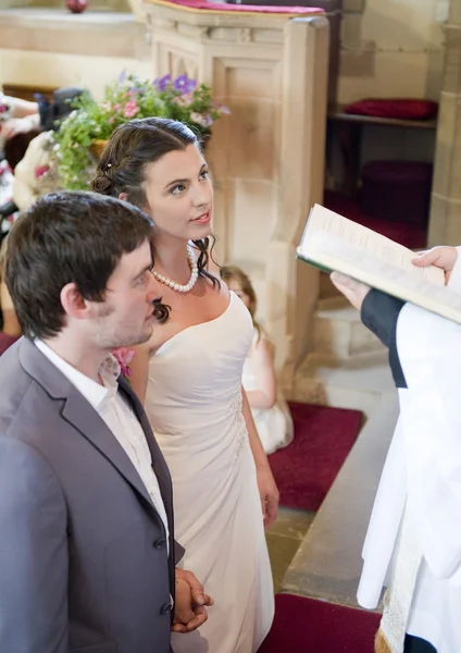 Bruid en bruidegom op het altaar — Stockfoto