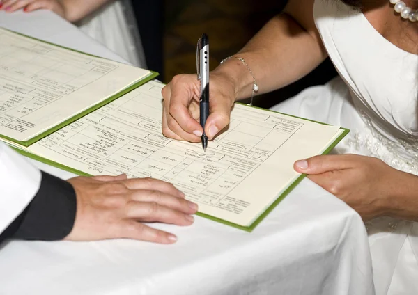 Közelkép a menyasszony aláíró nyilvántartás — Stock Fotó