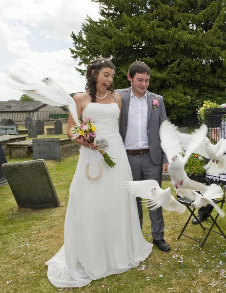 Bruid en bruidegom release duiven — Stockfoto