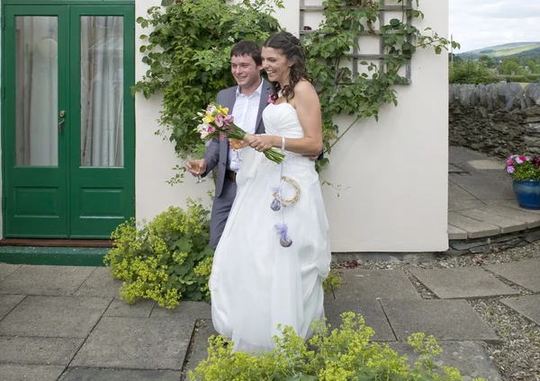 Noiva e noivo entrando no jardim — Fotografia de Stock