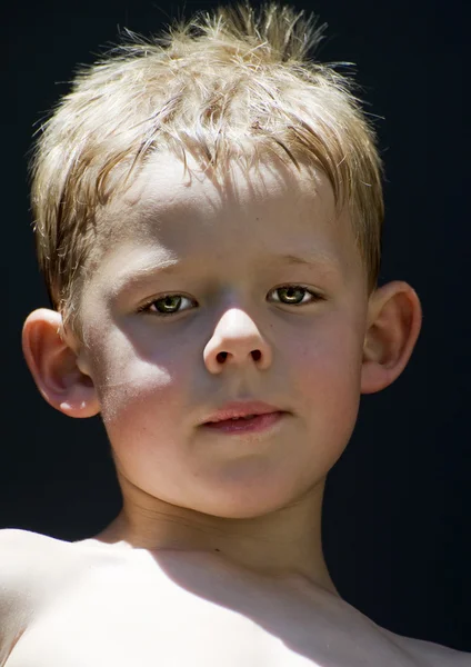 Мальчик смотрит в камеру — стоковое фото