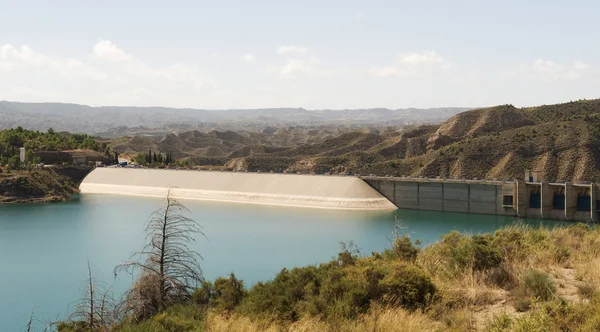Dammen väggen vid sjön Negratin Spanien — Stockfoto