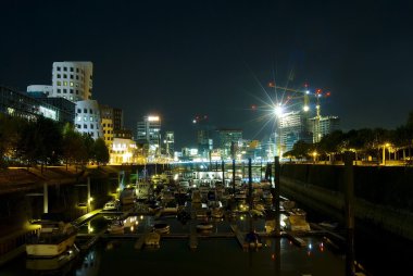 Duesseldorf gece limanda medya