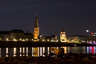 Gece Düsseldorf ve Ren tarihi şehir