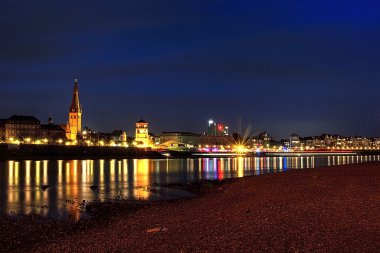 Gece Düsseldorf ve Ren tarihi şehir