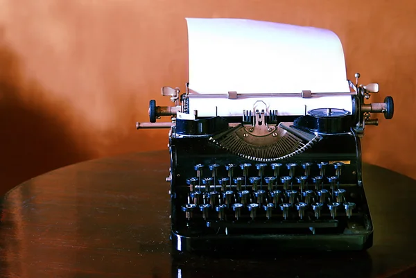 桌子上有空白纸的旧打字机 — 图库照片