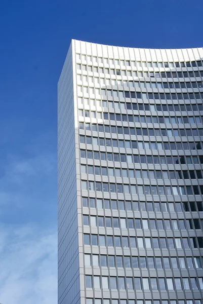 Современное здание бюро перед голубым небом — стоковое фото