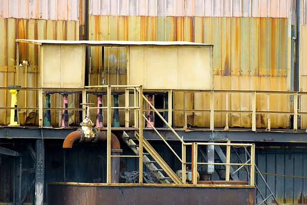Λεπτομέρεια του βιομηχανικού κτιρίου με πολύχρωμο πατίνα — Φωτογραφία Αρχείου