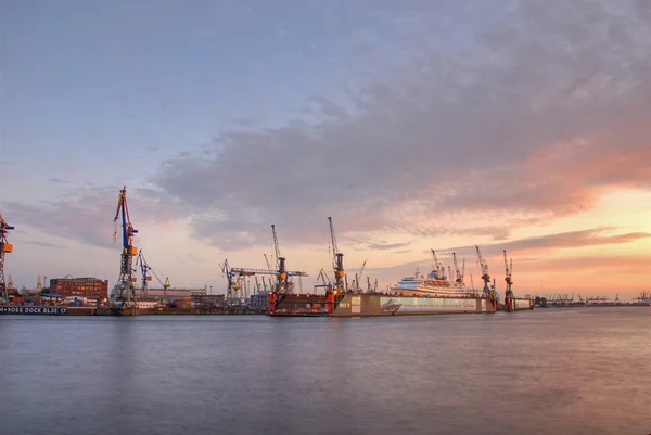Docks Hamburg Harbor at dawn — Stock Photo, Image