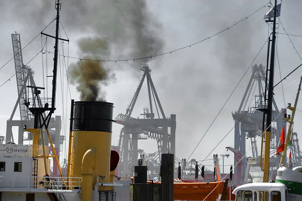 Pipa de humo de un viejo barco de vapor en Hamburgo habor — Foto de Stock