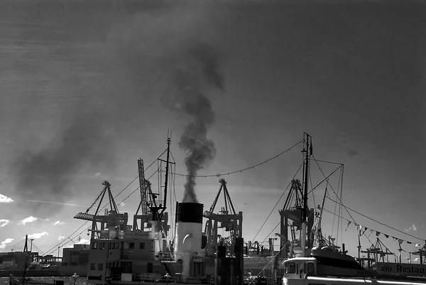 Rauchpfeife eines alten Dampfschiffes am Hamburger Hafen lizenzfreie Stockfotos