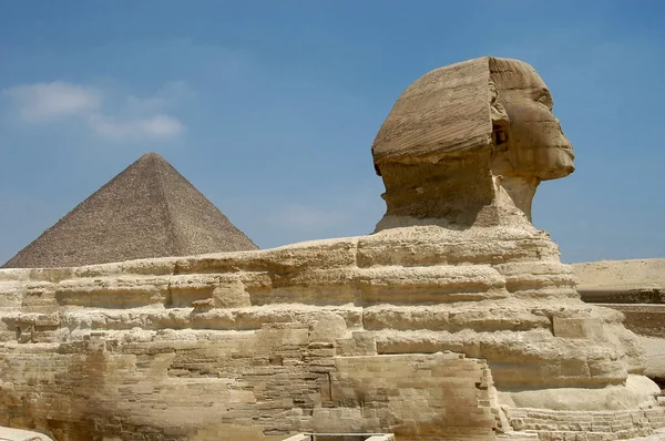 Pyramiden und Sphinx — Stockfoto