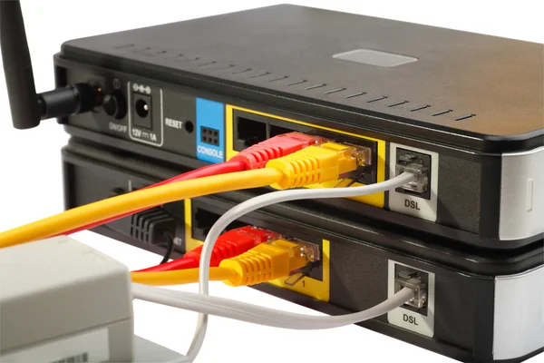 Беспроводные маршрутизаторы и кабель — стоковое фото