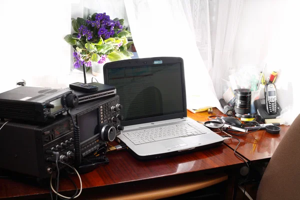 Radioamateur op de werkplek — Stockfoto