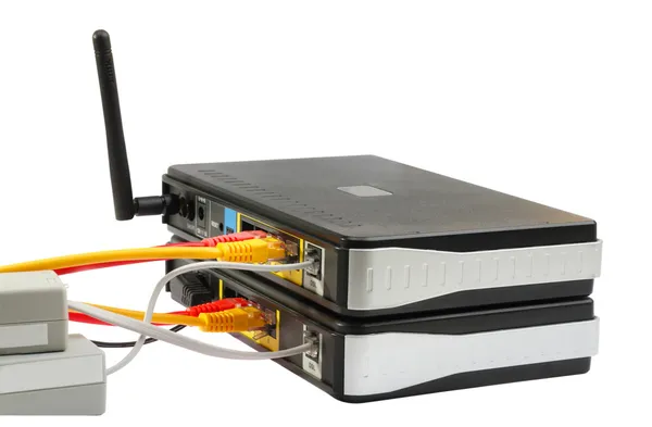 Kablosuz yönlendiriciler ve ağ kablosu — Stok fotoğraf