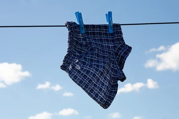 Kinder trocknen Unterwäsche — Stockfoto