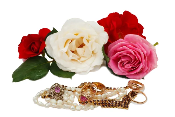 Biżuteria i róże — Zdjęcie stockowe