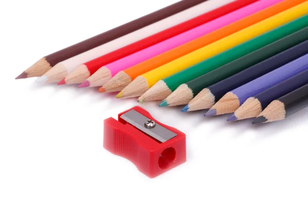 Bleistiftspitzer und Buntstifte — Stockfoto