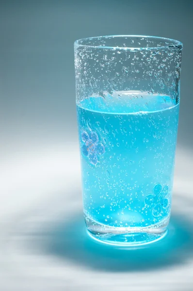 Стакан голубой воды — стоковое фото
