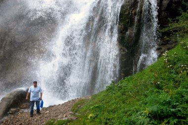 adam ve büyük şelale