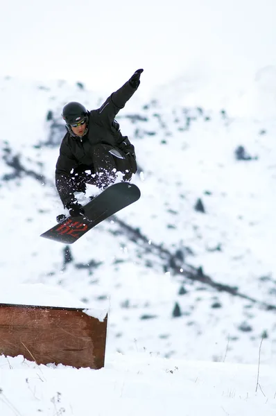 Zwarte snowboarder vliegen — Stockfoto