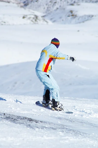 Niña snowboard cuesta abajo — Foto de Stock