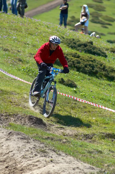 红骑自行车上下坡竞赛 — 图库照片
