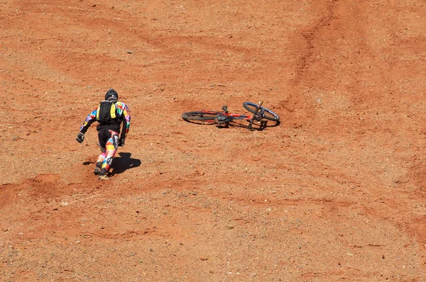 沙漠中的骑自行车者 — 图库照片