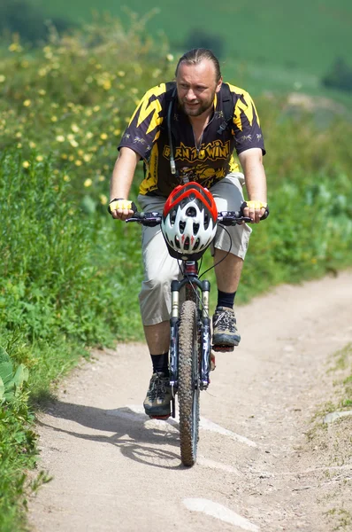 Motociclista na estrada de montanha — Fotografia de Stock