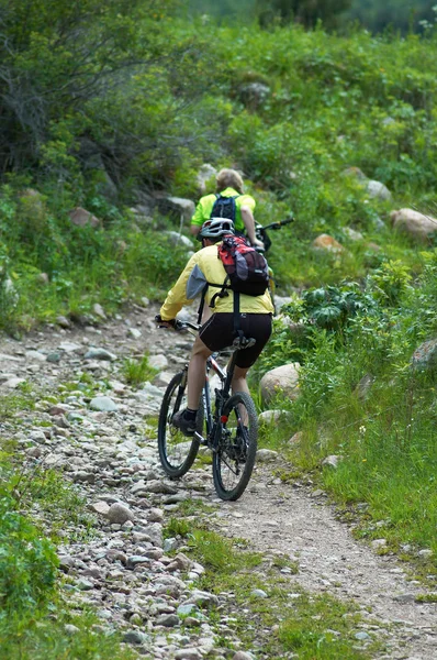 Ciclistas de montaña cuesta arriba — Foto de Stock