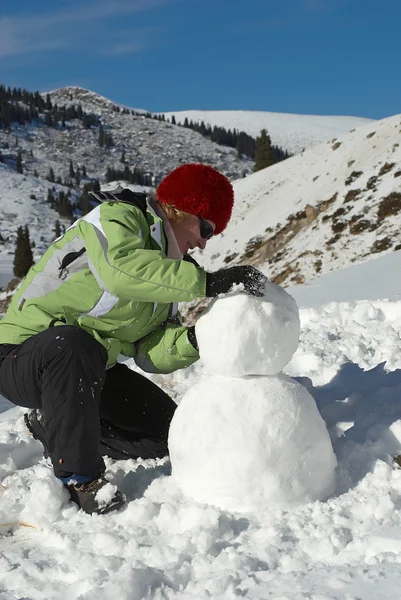 Aan een sneeuwpop bouwen — Stockfoto