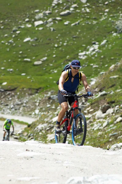 高い山の道の上り坂のバイク — ストック写真